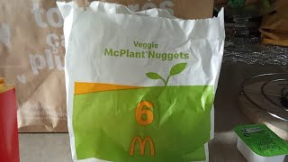 Dégustation du Veggie McPlant Nuggets de chez McDonalds [upl. by Aerdnaid521]