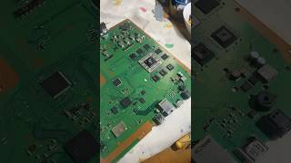 Pâte thermique processeur sur carte mère play station 4 [upl. by Lorn410]