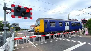 FrintononSea Level Crossing Essex [upl. by Tedda]