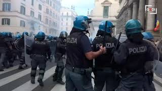 No Green Pass Roma tensioni vicino Montecitorio la polizia lancia lacrimogeni [upl. by Ethelind]