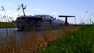 Passagiersschip door het NoordHollands kanaal richting Den Helder 28 April [upl. by Leamiba]