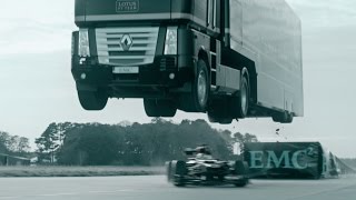 EMC Truck springt über einen Lotus Formel1Rennwagen  Guiness Weltrekord [upl. by Jayne]