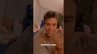 UN PRETE CRITICA LULTIMA CANZONE DI FEDEZ PER LA RIMA SUI PRETI E FEDEZ ALLORA GLI RISPONDE [upl. by Aihtebat]