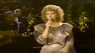 Reba McEntire — quotHow Bluequot — Live [upl. by Bree]