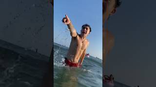 Cuando te ROBAN en la PLAYA🏝️🎒humor comedia viral shorts [upl. by Anitsrhc]