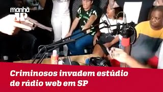 Criminosos invadem estúdio de rádio web em SP e realizam assalto durante programa ao vivo [upl. by Grissom]