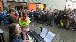 VTI Menen zingt tegen armoede [upl. by Ahsinar585]