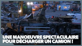 Il tente une manœuvre dangereuse pour décharger un camion calciné   Camions XXL [upl. by Dupaix]