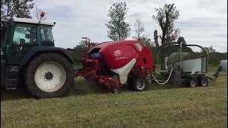 Fendt 820 in Türkis und Welger Lely mit angehängtem Elho Wickler [upl. by Ashlin335]