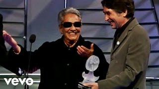 Joaquín Sabina entrega premio a Chavela Vargas En vivo [upl. by Mahalia780]