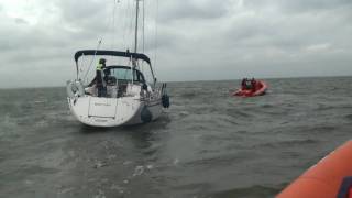 Reddingsboten in aktie op het IJmeer voor Zeiljacht aan lager walm2ts [upl. by Yllak796]