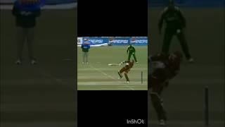 Brutal Bowling Of Shoaib Akhter to Brain LaraShoaib Akhter vs Brain Lara [upl. by Ellirpa52]