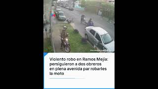 Violento robo en Ramos Mejía persiguieron a dos obreros en plena avenida para robarles la moto [upl. by Etaner]