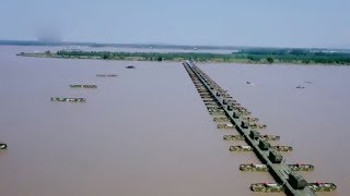 Chinese army builds bridge across Yangtze River in 26 minutes [upl. by Lamb444]