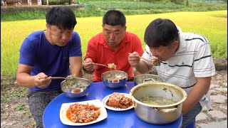 딱 지금 먹어야 제맛인 호박도 울고 갈 칼칼한 호박대국pumkin leaves with soybean pasteand perilla seeds soup [upl. by Selbbep]