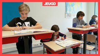 Niet zitten maar staan achter je schooltafel [upl. by Neveda]