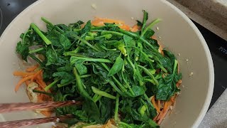 시금치 무치지 않고 이렇게 했더니 많이 만들어도 금방 없어져 버립니다 시금치유부볶음 spinach dish [upl. by Haldes]