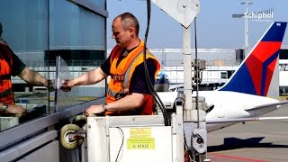 Start je baan op Schiphol glazenwasser [upl. by Putnem]