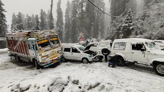 HEAVY SNOWFALL IN NARKANDA  CARS SLIDING ON ROAD  NARKANDA  SHIMLA HIGHWAY LIVE UPDATE [upl. by Anabel862]