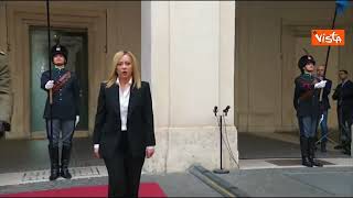 Giorgia Meloni entra a Palazzo Chigi accolta dal picchetto donore [upl. by Kaspar]