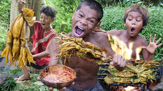 Primitive Technology  Kmeng Prey  Cooking Squid On ARock [upl. by Nabetse]