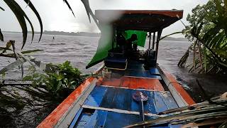 Perahu sampai oleng diterjang hujan badai saat masak udang hasil mancing di sungai [upl. by Wendel]