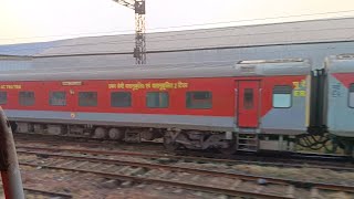 Noone Oldest Train In India British Railway Train🔥 12322 Mumbai CSMT  Howrah Mumbai Mail [upl. by Zoe537]