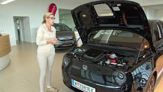 Honda e  Tutorial 12  Bedienungsanleitung Flüssigkeiten auffüllen Motorhaube öffnen amp schließen [upl. by Ecirum]