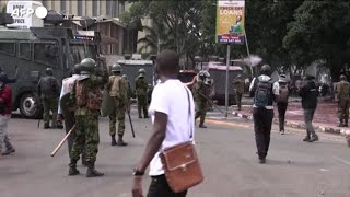 Kenya scontri tra manifestanti e polizia vicino al Parlamento a Nairobi [upl. by Grados]