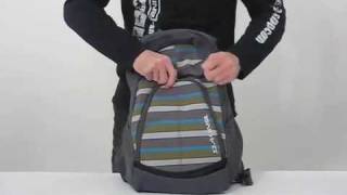 Dakine Pivot Rucksack  mit SkateboardTransportsystem [upl. by Nehcterg993]