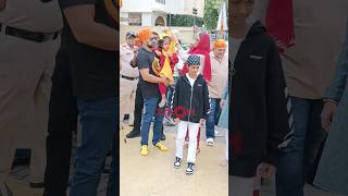 Shilpa Shetty covers daughter Samishas head with dupatta as they visit Gurudwara 😍 shorts shilpa [upl. by Jaime]