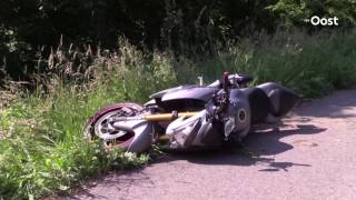 Twee motorrijders ten val bij ongeluk in Oldenzaal [upl. by Yttam]