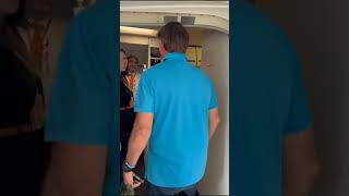 Bolsonaro com sua mochila simples pegando avião [upl. by Vikki]