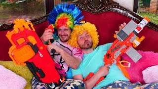 Die Clowns und ihre NERF Blasters gegen Minecraft Spielzeuge Lustiges Video [upl. by Combes133]