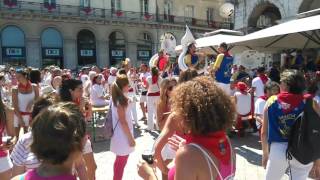 Fêtes de Bayonne 2017  les bandas animent la place de la Liberté [upl. by Velleman]