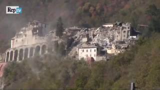 Terremoto Centro Italia Arquata del Tronto rasa al suolo La polvere delle macerie [upl. by Joelle]