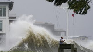 Louragan Ida qualifié dquotextrêmement dangereuxquot a touché terre en Louisiane [upl. by Anitsej]