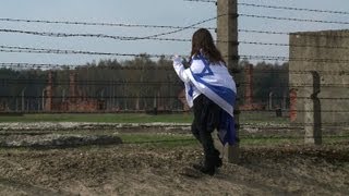 8000 participants à la Marche des Vivants à AuschwitzBirkenau [upl. by Nilpik207]