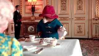 La regina Elisabetta sta male eccola nel video con lorso Paddington [upl. by Mastic]