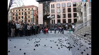 Lanzamiento simbólico de balas de goma exigiendo justica para Iñigo Cabacas Bilbao [upl. by Ormond615]