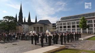 Oberbürgermeister Krogmann und Generalmajor Langenegger unterzeichnen Patenschaftsurkunde [upl. by Elden]