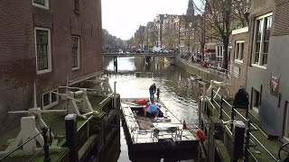 Met je woonboot zonder buitenboordmotor varen op de grachten van Amsterdam [upl. by Ffej]