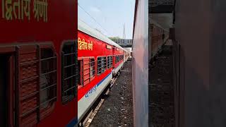 Slow Parallel Action Between PatliputraUdaipur Humsafar amp KolkataJammu Tawi Express Before Lucknow [upl. by Peale517]