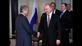 Dr M meets Putin increase in bilateral trade discussed [upl. by Glori480]