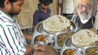 70 Years Old Sardar Ji Ke Mashoor Chhole Bhature  Punjabi Food in Lucknow [upl. by Atinar]