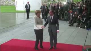 Situation embarrassante pour François Hollande devant Angela Merkel [upl. by Beckett941]