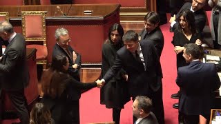 Senato quella stretta di mano quotbellicosaquot tra Renzi e Taverna [upl. by Pressey455]