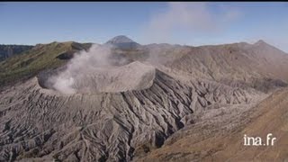 Indonésie  volcans Bromo et Semeru [upl. by Bronson]