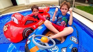 BOIAS do HOT WHEELS vs MCQUEEN do CARROS na PISCINA  Vídeo Infantil  Paulinho e Toquinho [upl. by Cut]