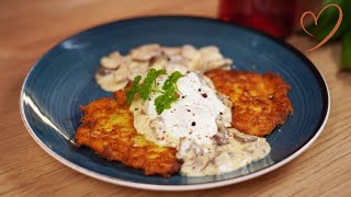 Einfaches und unglaublich leckeres KartoffelpufferRezept mit Cremechampignons 🍄 [upl. by Nnaxor]